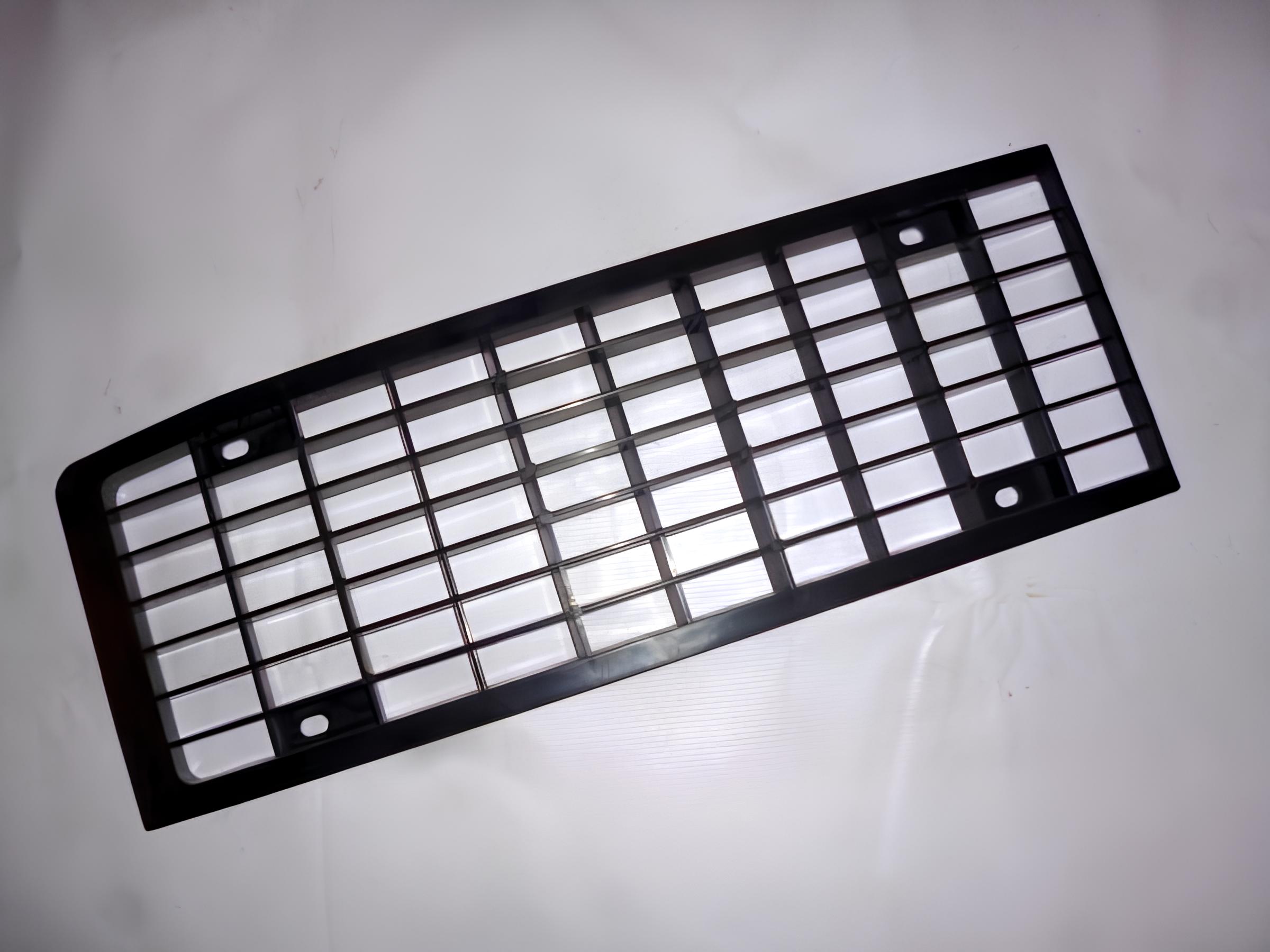 Решетка передка правая пластик черная ПАЗ 3205-5304020Ч