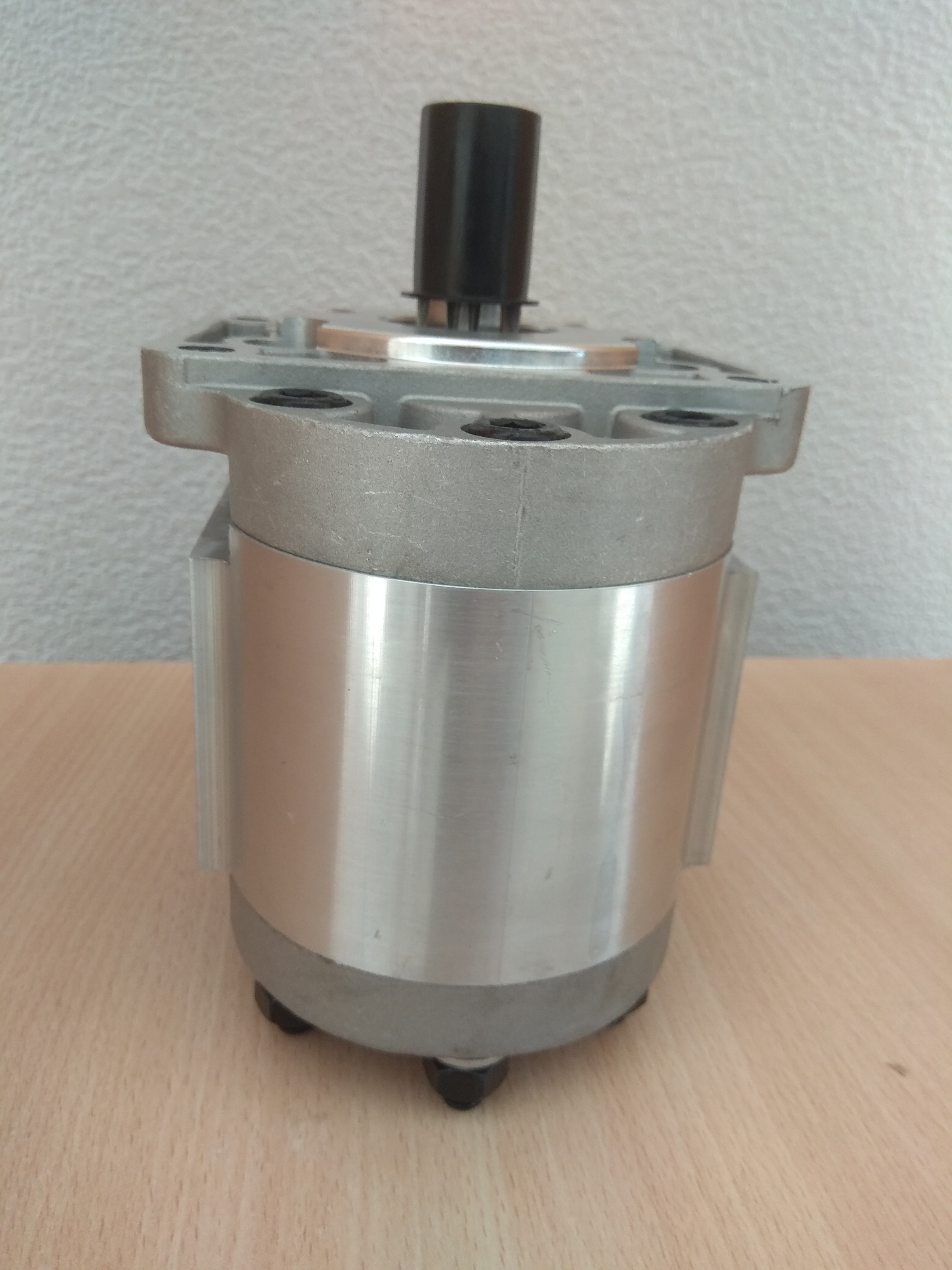 Насос шестеренчатый левый Амкодор-332С4/МЗКТ-69234 НШ32-3Л